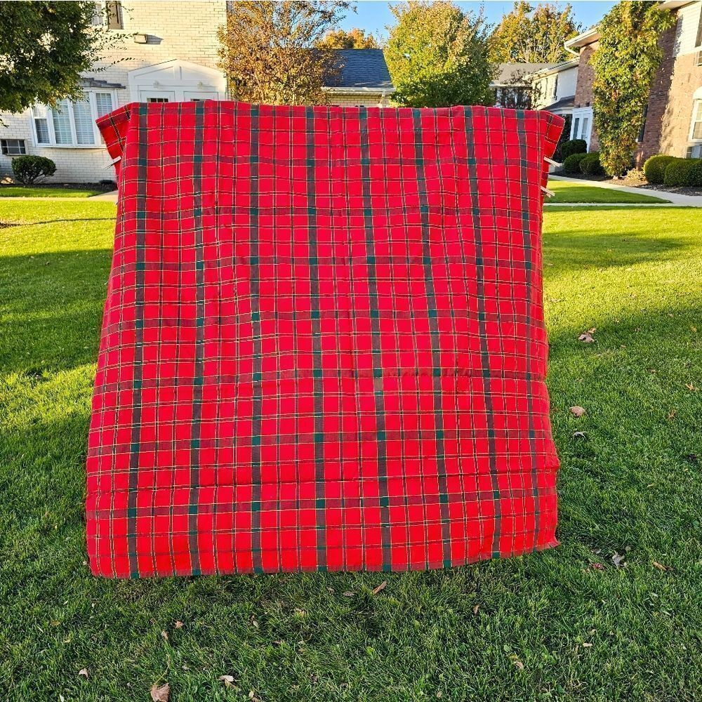 Y2K Holiday Plaid Tablecloth W. Gold Metallic Thread Detail.